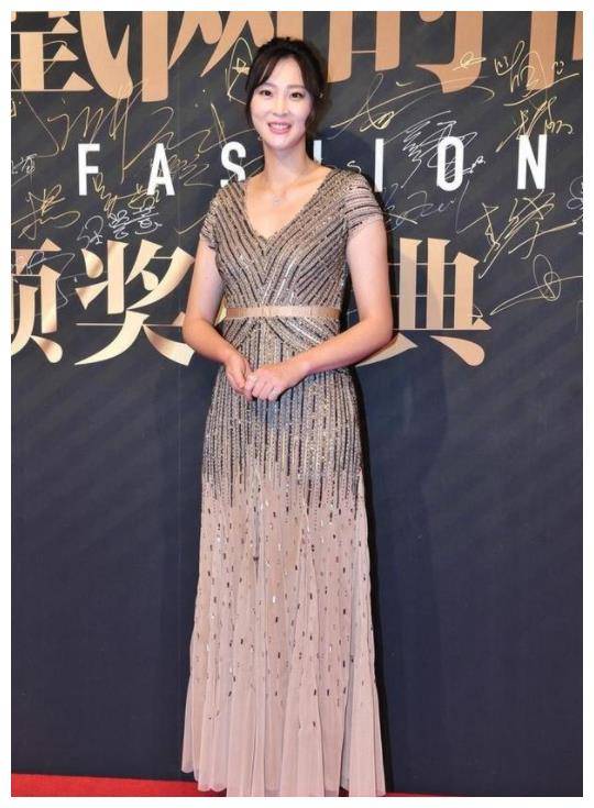 女排新时尚身姿展现风采惠若琪张常宁颜妮各具魅力