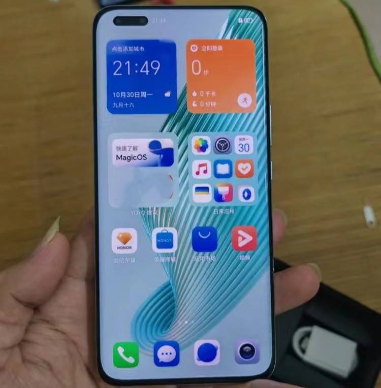 荣耀magic5 pro配备了一块6.81英寸的oled屏幕,拥有1.