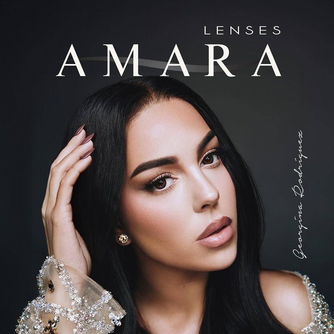 c罗晒海滩度假照!只穿泳裤秀出浑身腱子肉,老婆一身红色比基尼