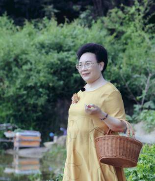 原创秦昊妈妈向亲戚吐槽小静管不住我玩手机扭头看到伊能静就秒怂