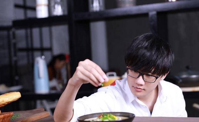 许嵩和周杰伦都是才华横溢的人,他们的作品也同样被收录于大学音乐