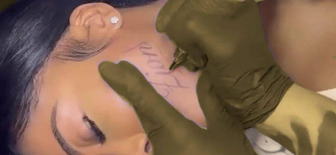 值得一提的是,莫里亚还把锡安的名字纹在她的脸上.