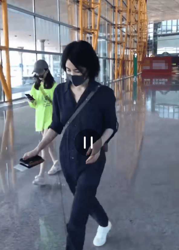 原创王菲母女合体王菲一身连体裤随性又高级李嫣下衣失踪把妈妈风头都