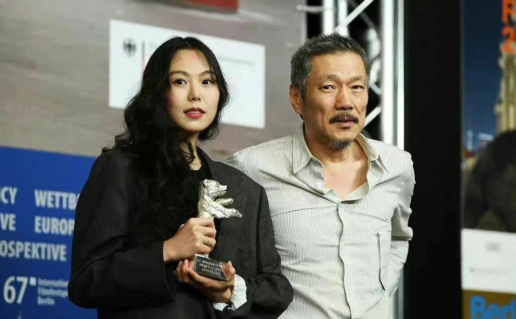 毕竟,洪尚秀一日没分手,金敏喜的爱恋就不为大众接受,更不要提金敏喜
