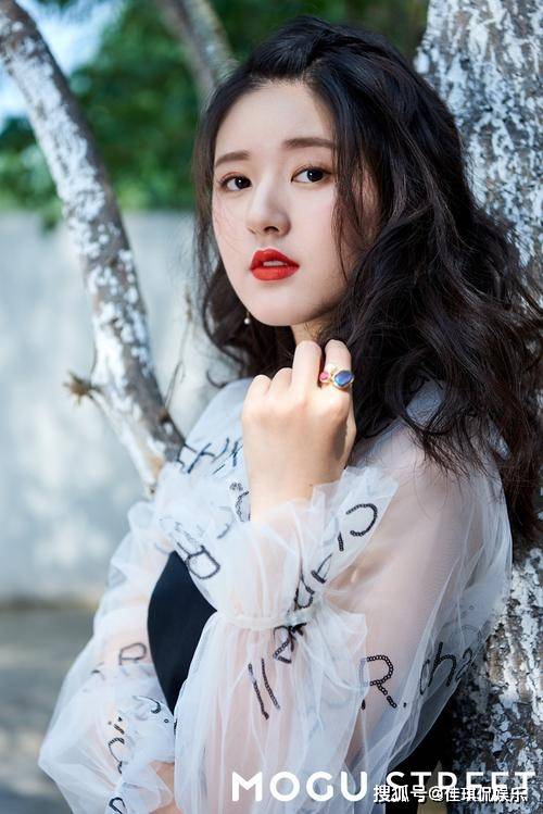 原创太美了赵露思又上新杂志封面了穿白色礼服风格变化巨大