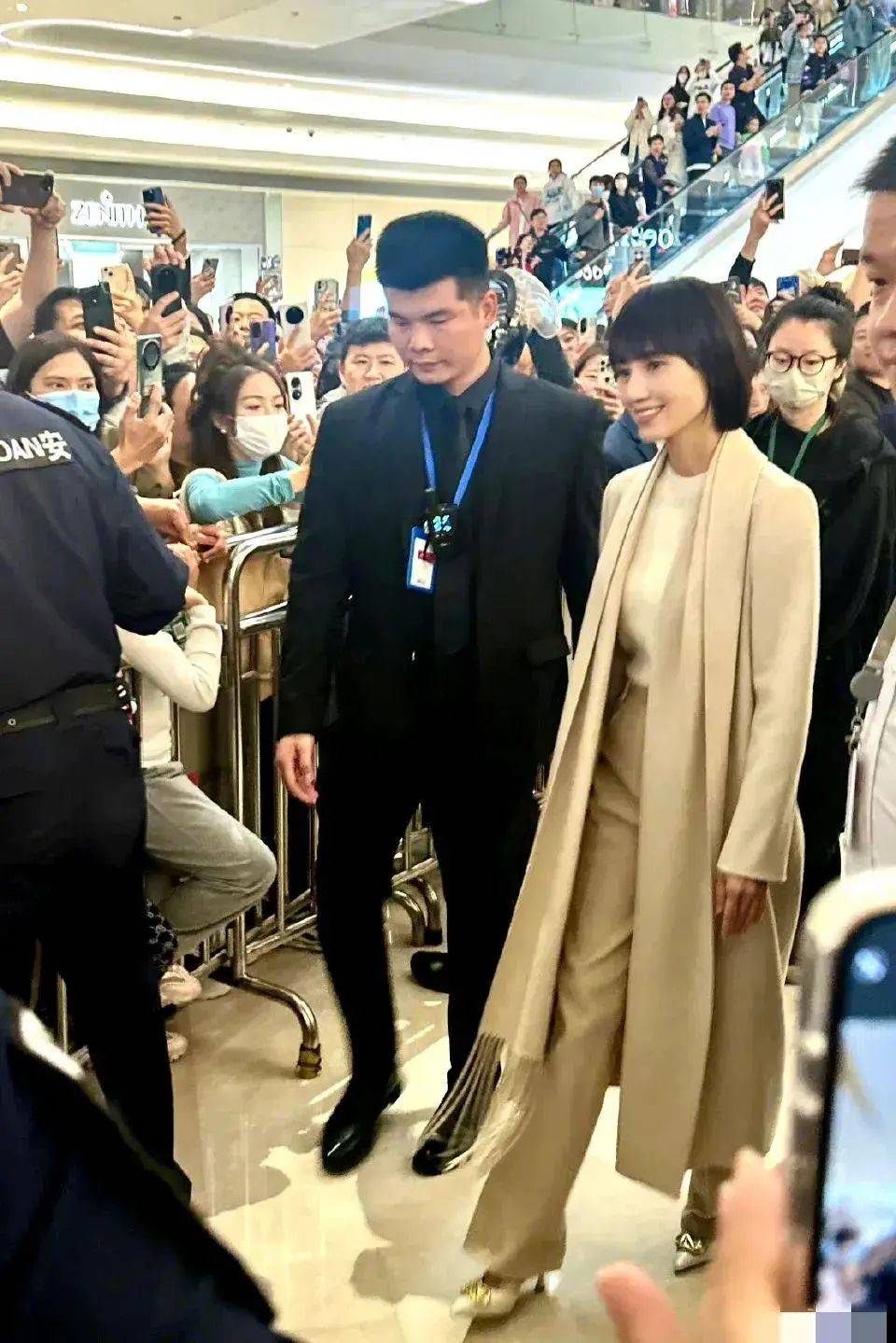 袁泉从不坦胸漏乳却依然难掩优雅气质而且眼角皱纹从不掩饰自然且自信