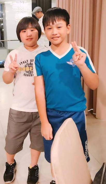 如今的小小彬变得越来越胖,早就没有以前那种可爱的童星脸.