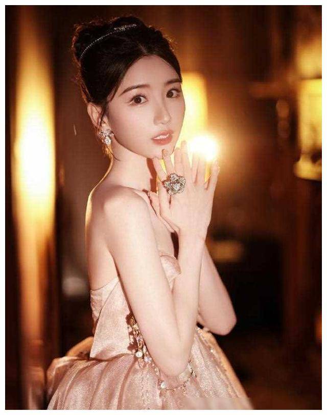 毛晓彤带来的优雅魅力,尽显公主风范,摄影作品令人惊艳