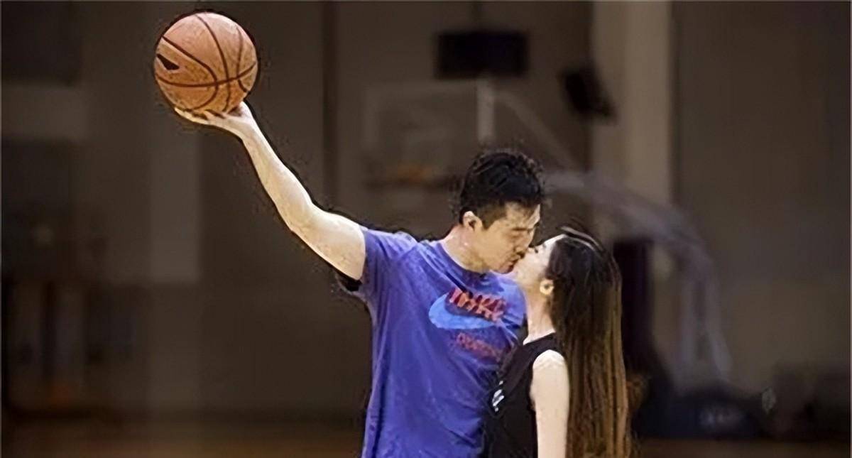 原创39岁王仕鹏近况退役专注解说海归娇妻身材曼妙