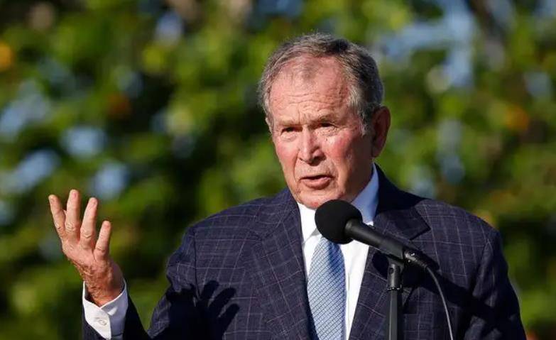 当年向布什砸鞋的伊拉克记者出狱后群众夹道欢迎豪车豪宅相送