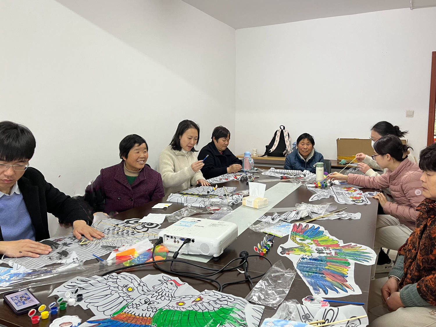 "社区党员志愿者以趣味提问为开场,激发社区居民对春分节气文化的了解