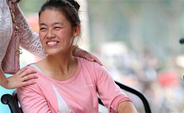 原创河南无腿女孩王娟6岁失去双腿靠单手走进大学如今怎么样了