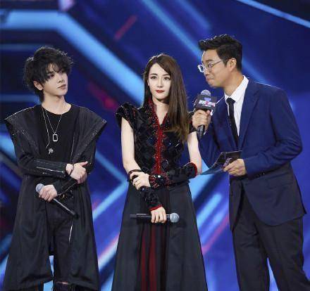 收官现场和播出效果差距大,黄渤跑调张艺兴被消音_迪丽热巴_演唱会