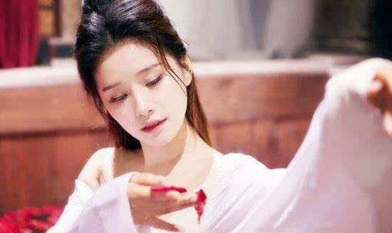 宠妃献出自己的宫女,皇帝大加赞赏:让她和老祖母同姓吧_班婕妤_汉成帝