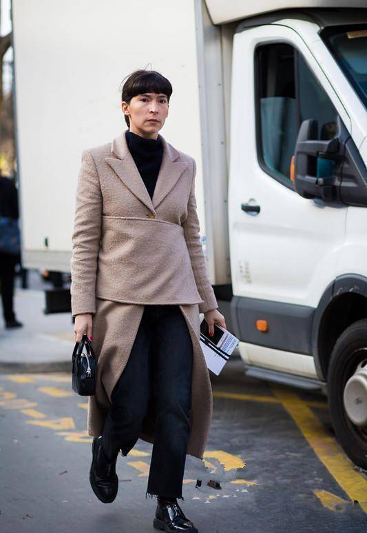 布洛克鞋的鞋头没有雕花设计,适合正式的商务场合,比如谈判等等,搭配