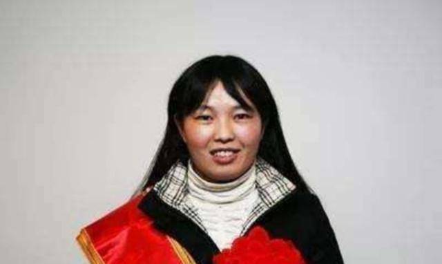 原创2006年湖北女孩带病重父亲和继母去上学14年过去现今过得如何