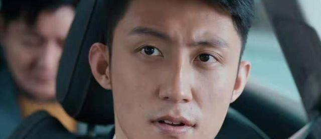 开局就是给徐伊万开车的司机大龙,居然是黄景瑜!