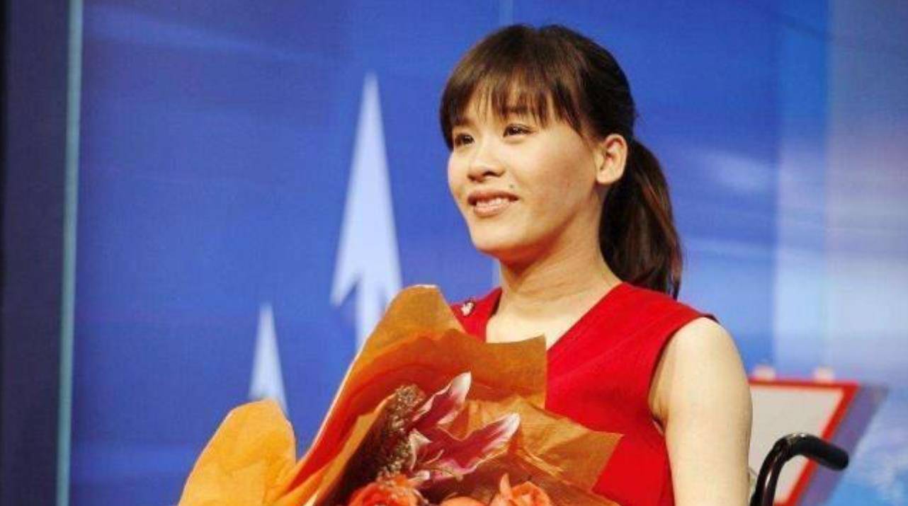 体操女孩17岁因伤截瘫,经纪人离婚守护她20年,却被骂忘恩负义_桑兰