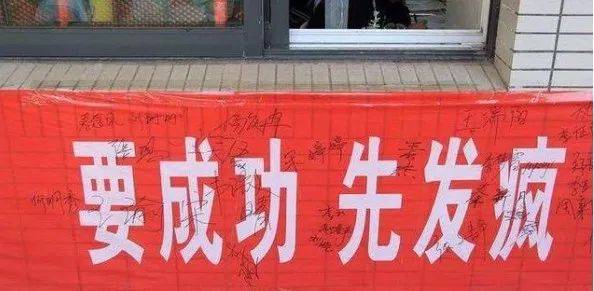 更不需要成为表情包.不需要喊口号,也不需要陷入集体癫狂的自我麻醉.