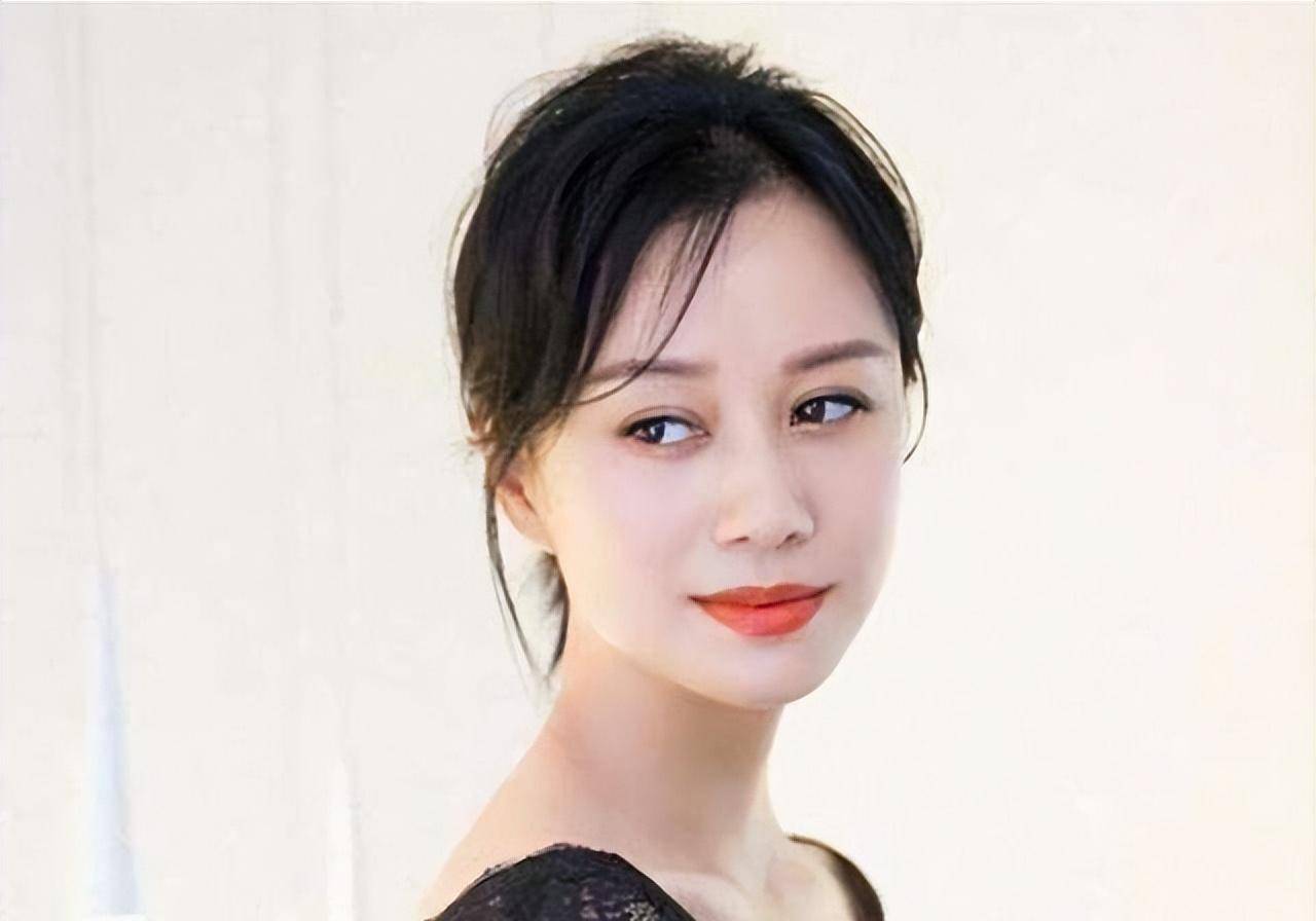 年倪虹洁开始在影视剧中演妈妈这样的角色了,但戏外她其实还没结婚呢