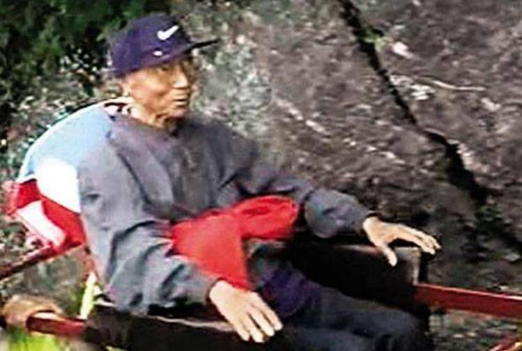 看到诚心拜会且被疾病折磨的邵逸夫,李诚玉想起当初的自己,于是毫无