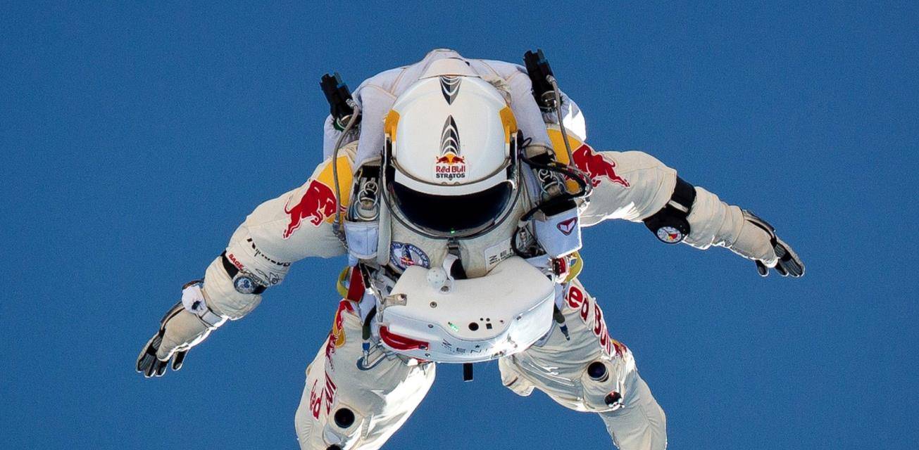 原创2012年从39万米高空自由跳伞跳回地球的人如今怎样了