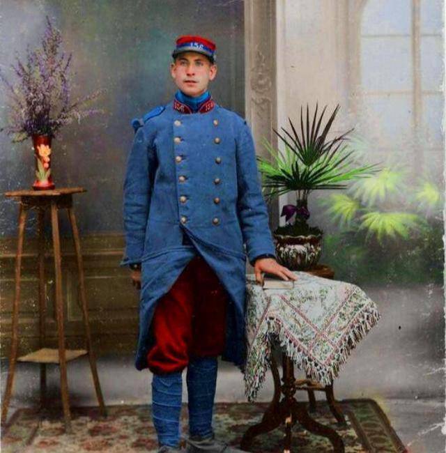 法军一战老照片:士兵喝汤打扑克,被俘士兵却一脸茫然