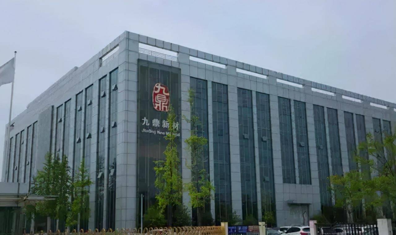 原创穷小伙带10元南下闯深圳靠一根铜线赚7000亿营收额超马化腾