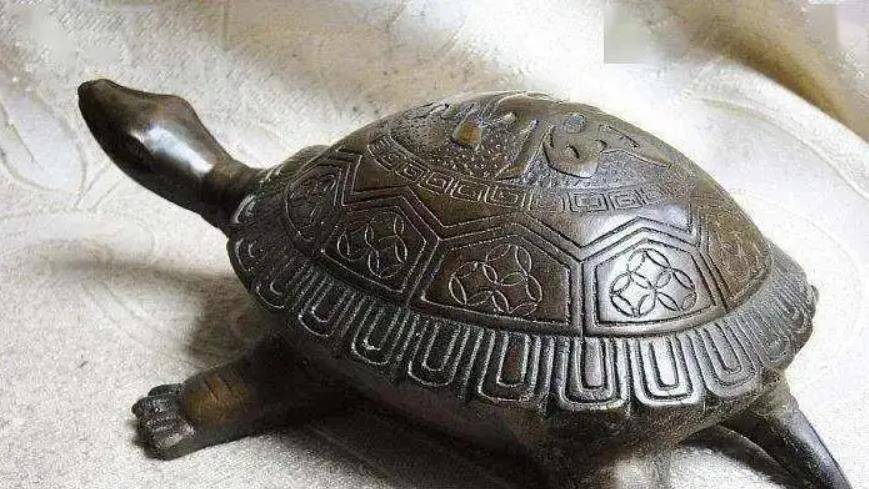 鼋在《说文》中被解释为大鳖,也即是龟之一种,因此周之天鼋图腾崇拜