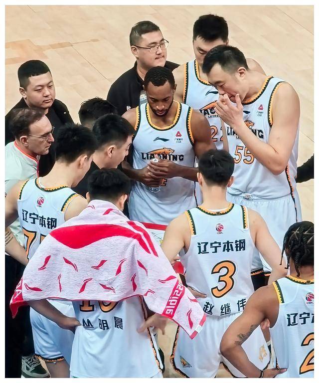 原创辽宁男篮险胜杨鸣喜忧交加替补疲态显露季后赛暗流涌现