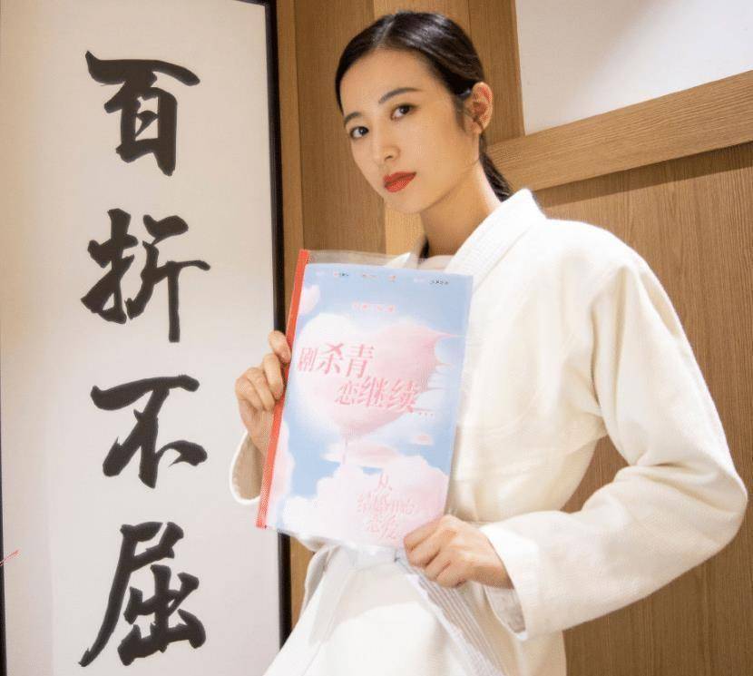 相信周雨彤在剧中拿下凌睿医生后,一定不会令大家失望的呢!