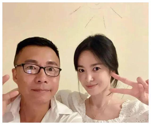 宋慧乔,穿着白衬衫,如水蜜桃一般嫩,与男友自拍,牵动人心!