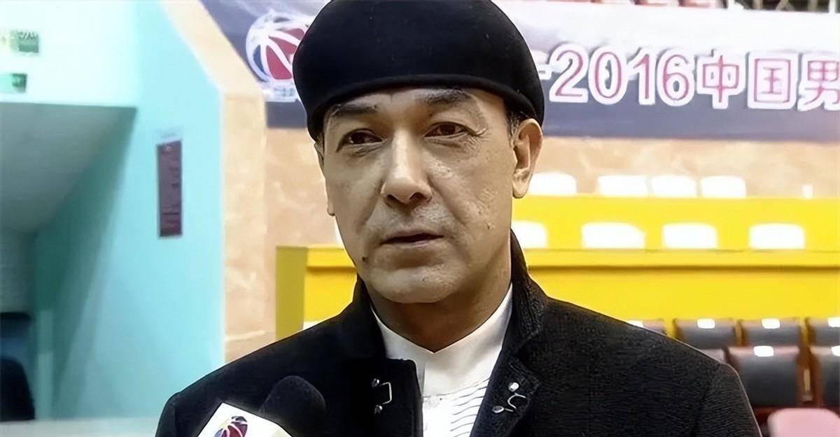 新疆主帅阿的江妻子年过50仍气质十足女儿阿迪娜太美了