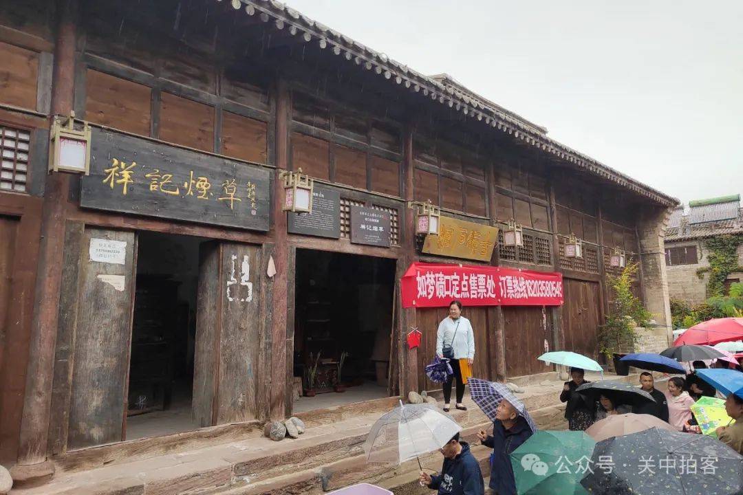 吃饱喝足以后,我登上横亘于镇北的卧虎山,参观了这里的当铺和黑龙庙