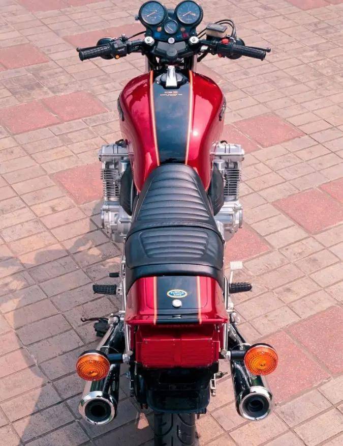 honda cbx,采用1047cc风冷式四行程dohc 4气门并列6汽缸引擎,最大马力