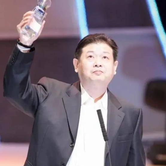 当年傅彪去世后冯小刚帮还债被葛优养大的儿子今过得咋样