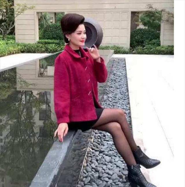 85后模特安天天一秒一张照片,靠老年装日拍2000件衣服,已买6套房_淘宝