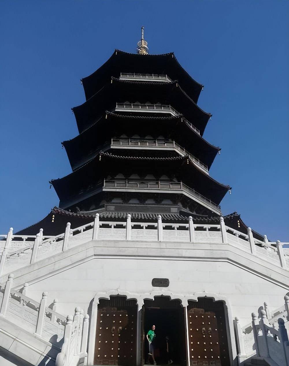 雷峰塔下真有白蛇?工作人员深入地宫探索,揭开雷峰塔的秘密_白娘子_考