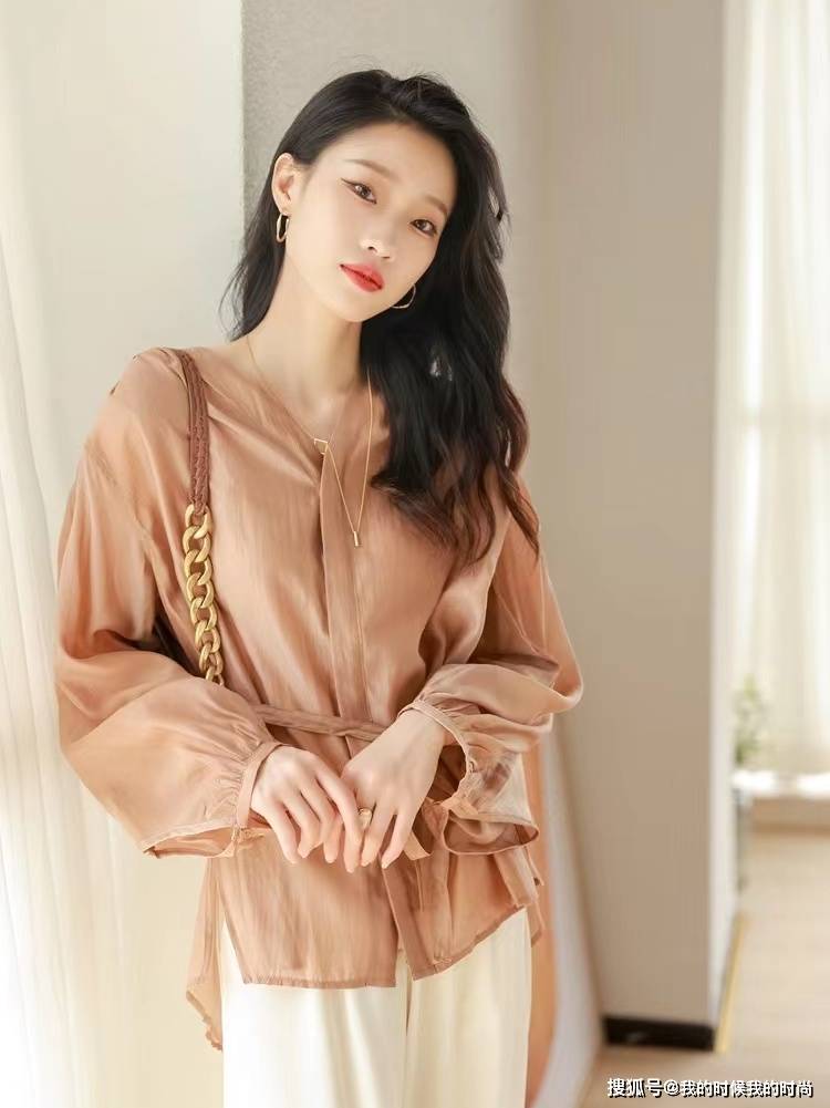 心锁女装搭配上班族常规的衬衫自带优雅属性