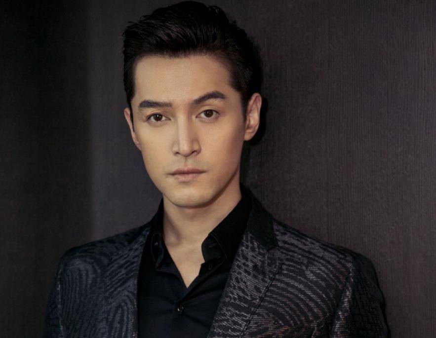 胡歌罕见现身线下活动接受记者采访时一个细节透露出他的涵养