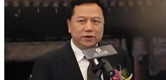 原创晴格格的富豪丈夫王志才住在紫禁城边的豪宅却入了外国籍