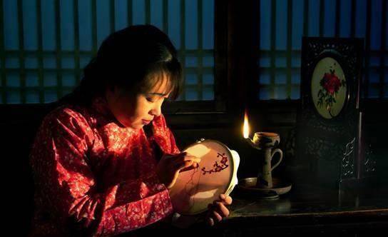 古代没有电晚上黑灯瞎火的人们怎么过