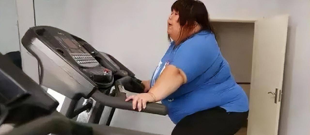 被老公喂胖至300多斤,女孩把木床都睡塌,丈母娘:不要对她好了