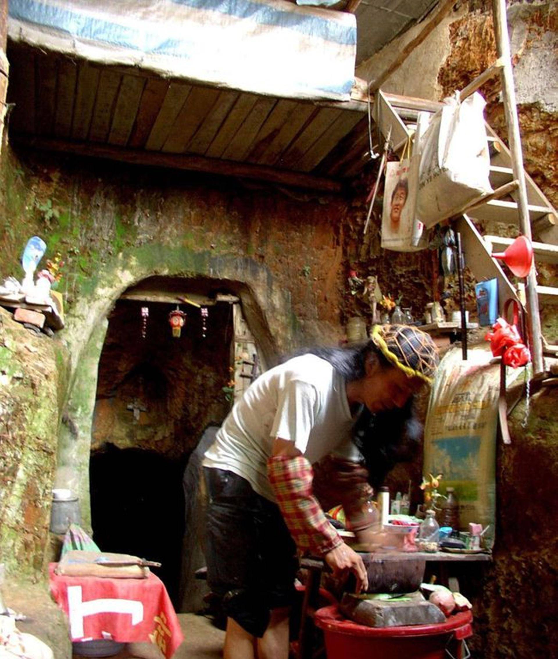 藏身大山21年,凿出"三室一厅",如今67岁仍然单身_余水芳_上田村_野人