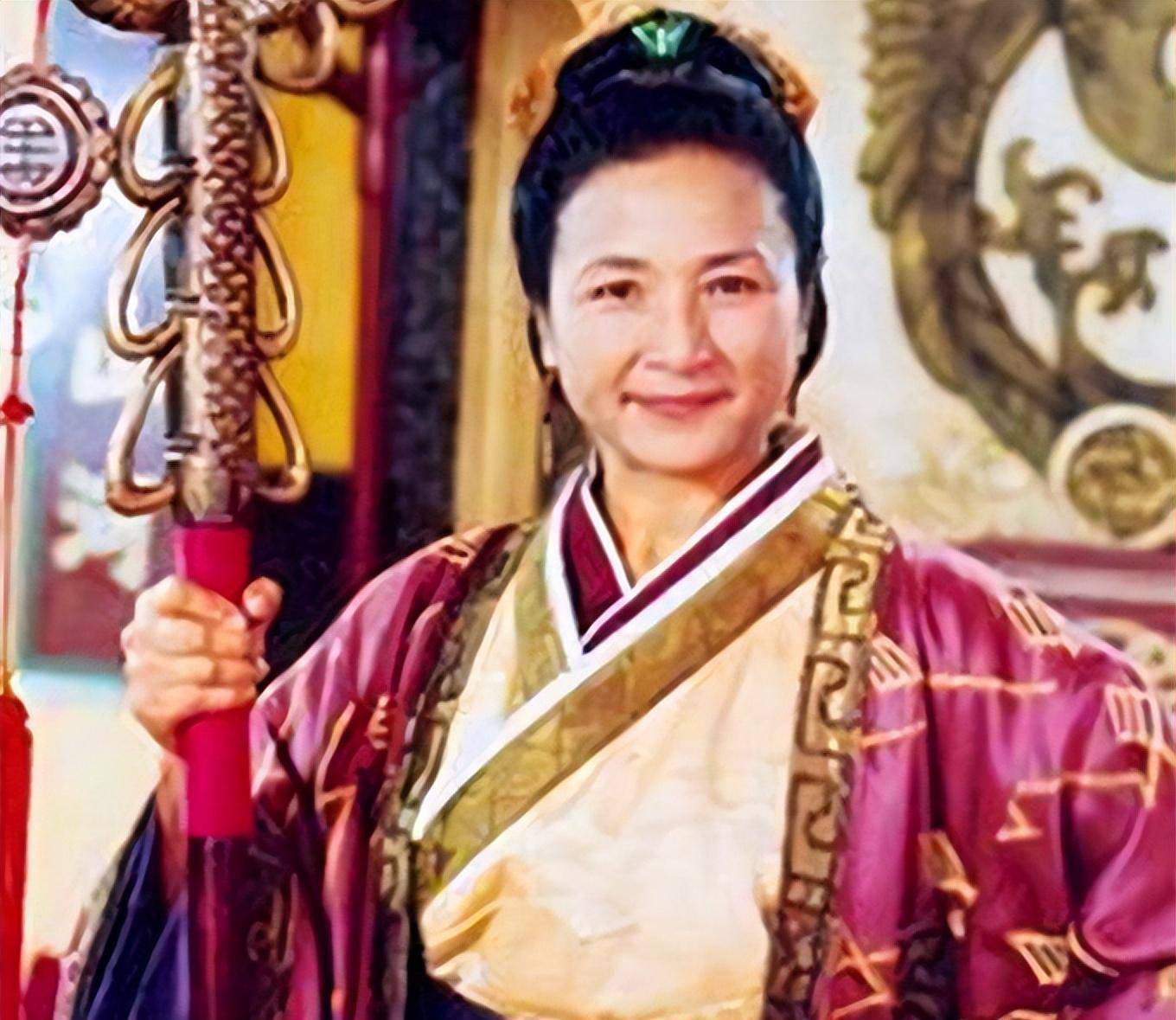 大郎杨延平,官拜节度使,因为和宋太祖长得很像,在金沙滩战役双龙会中