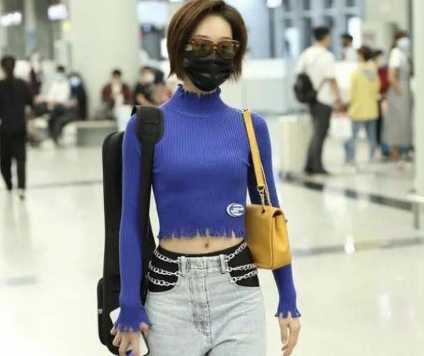 原创蓝盈莹野心穿搭牛仔裤就靠几根铁链撑着露出黑内搭尽显好身材