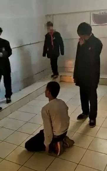 原创一学生被群殴还被逼着喝尿学生家长打人者未处理不公平