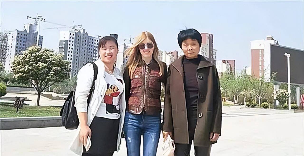 而玛丽娜则是远在乌克兰,在乌克兰一个小镇农村中生活,父母在黄土地里