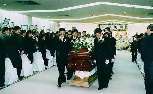 当时梅艳芳的遗容没有进行公开瞻仰,除了亲家属,八位扶灵人士,梅艳芳