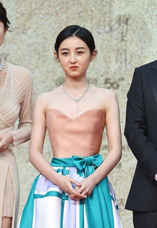 原创张子枫真的张开了拼接礼服穿出小女人感配简约项链很美